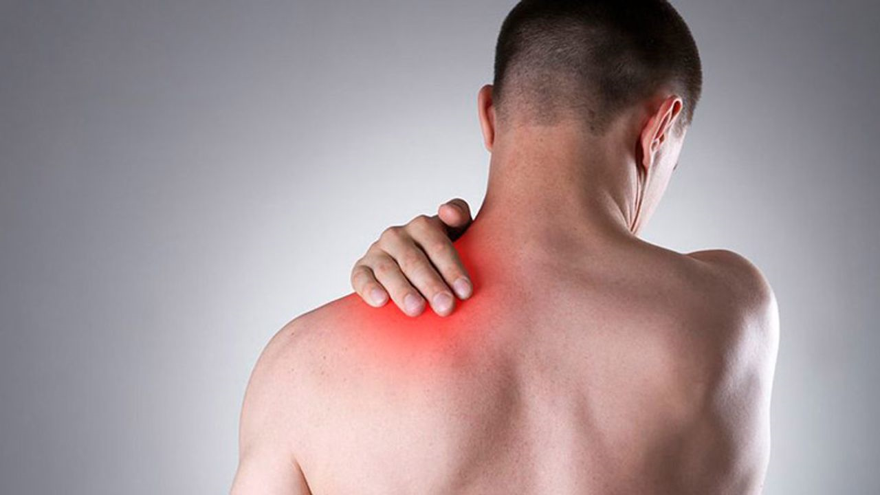Hình ảnh minh họa cấu trúc khớp vai và cơ chế trật khớp xảy ra khi chỏm xương cánh tay lệch khỏi ổ chảo